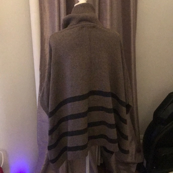 🍾HP Banana Republic Cowl Neck Pancho Sweater - Picture 6 of 9